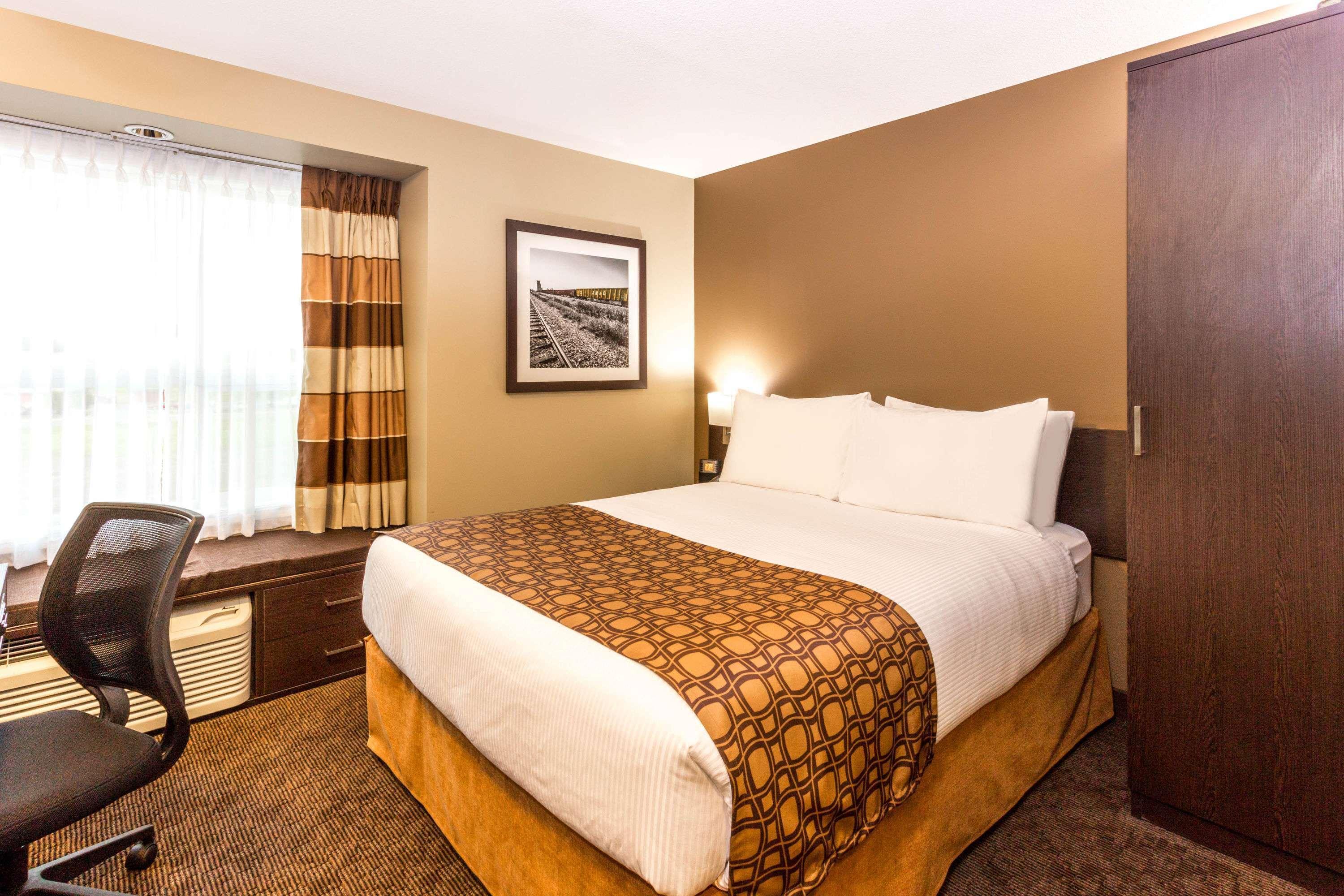 Microtel Inn & Suites By Wyndham Whitecourt Exterior foto