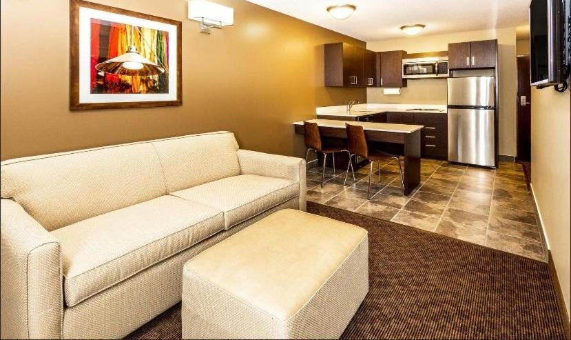 Microtel Inn & Suites By Wyndham Whitecourt Exterior foto